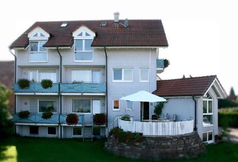 Gasthof Krone in BurkheimGästezimmer im Kaiserstuhl, Übernachtung Kaiserstuhl, Gasthof Krone Kaiserstuhl, Gaststätte Kaiserstuhl, Gasthof Burkheim bei Vogtsburg, Landgasthof im Kaiserstuhl, Kaiserstuhl bei Freiburg im Breisgau, Vogtsburg im Kaiserstuhl, Gasthof und herrliche Aussichtsterasse